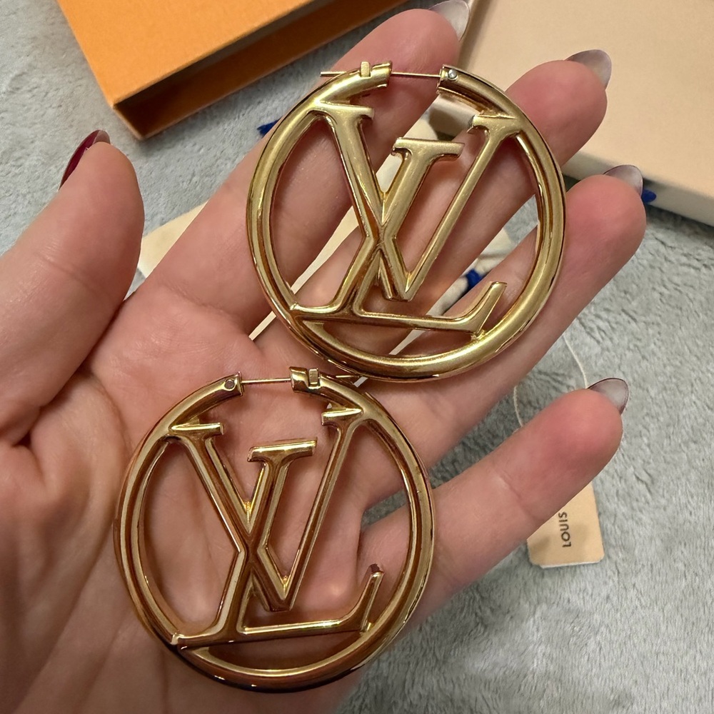 🆕 Price firm Louis Vuitton Gold Logo Hoop Earrings new in box - Picture 6 of 7
